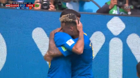 쇄기골을 넣고 기쁨을 나누는 브라질 선수들<KBS 방송 영상 캡처>